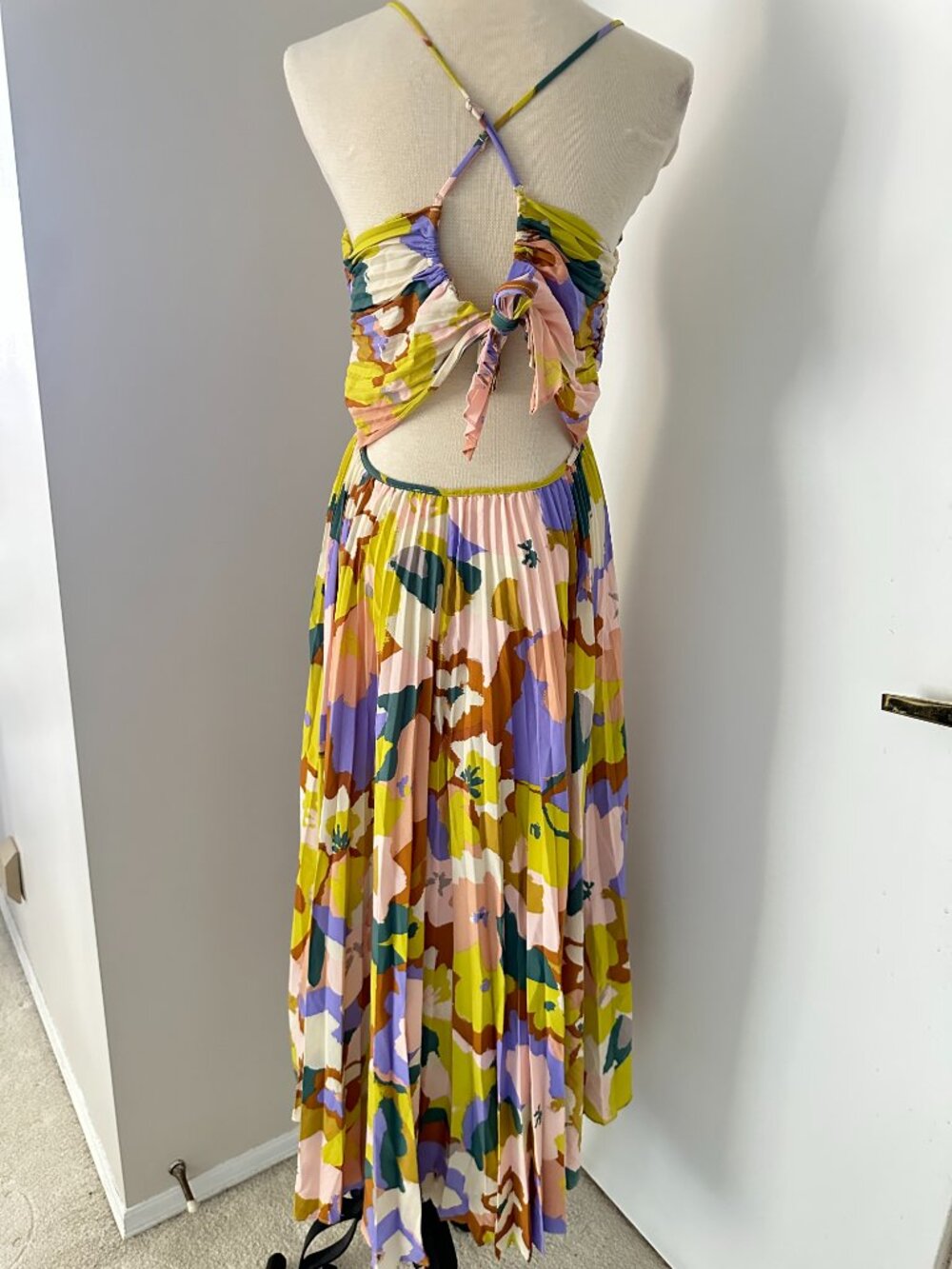 Astr the label Blythe Floral Plisse Midi Dress M / NWOT - Picture 6 of 8
